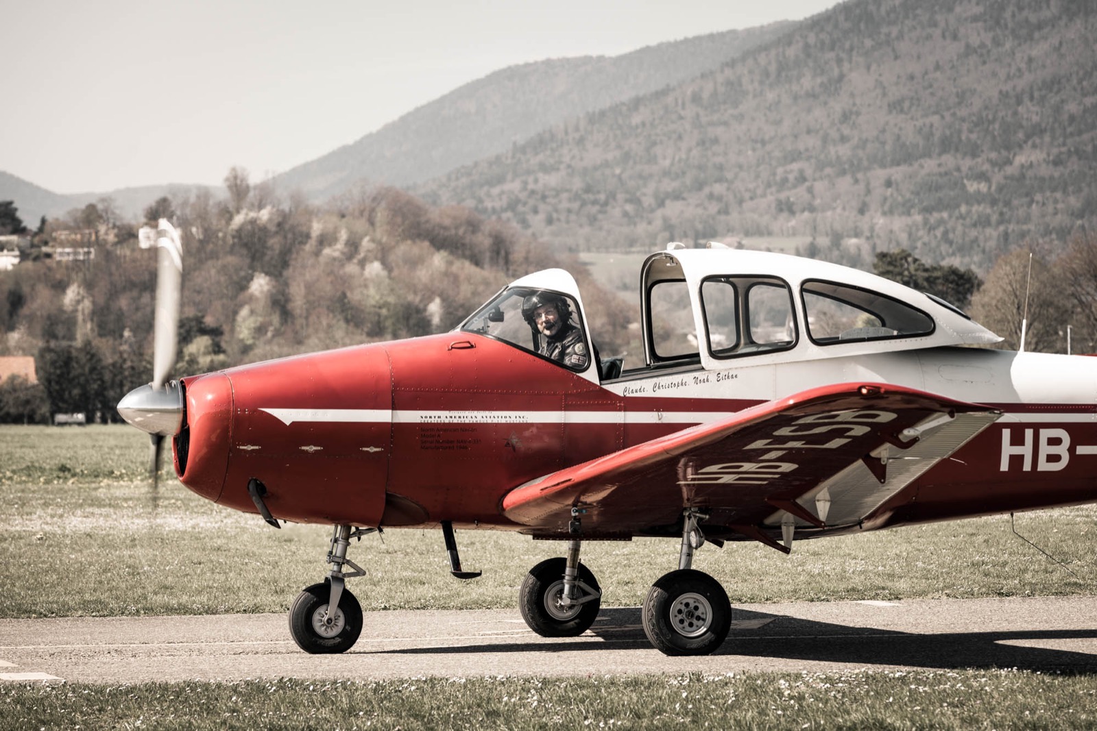 Navion au sol avec pilote à bord