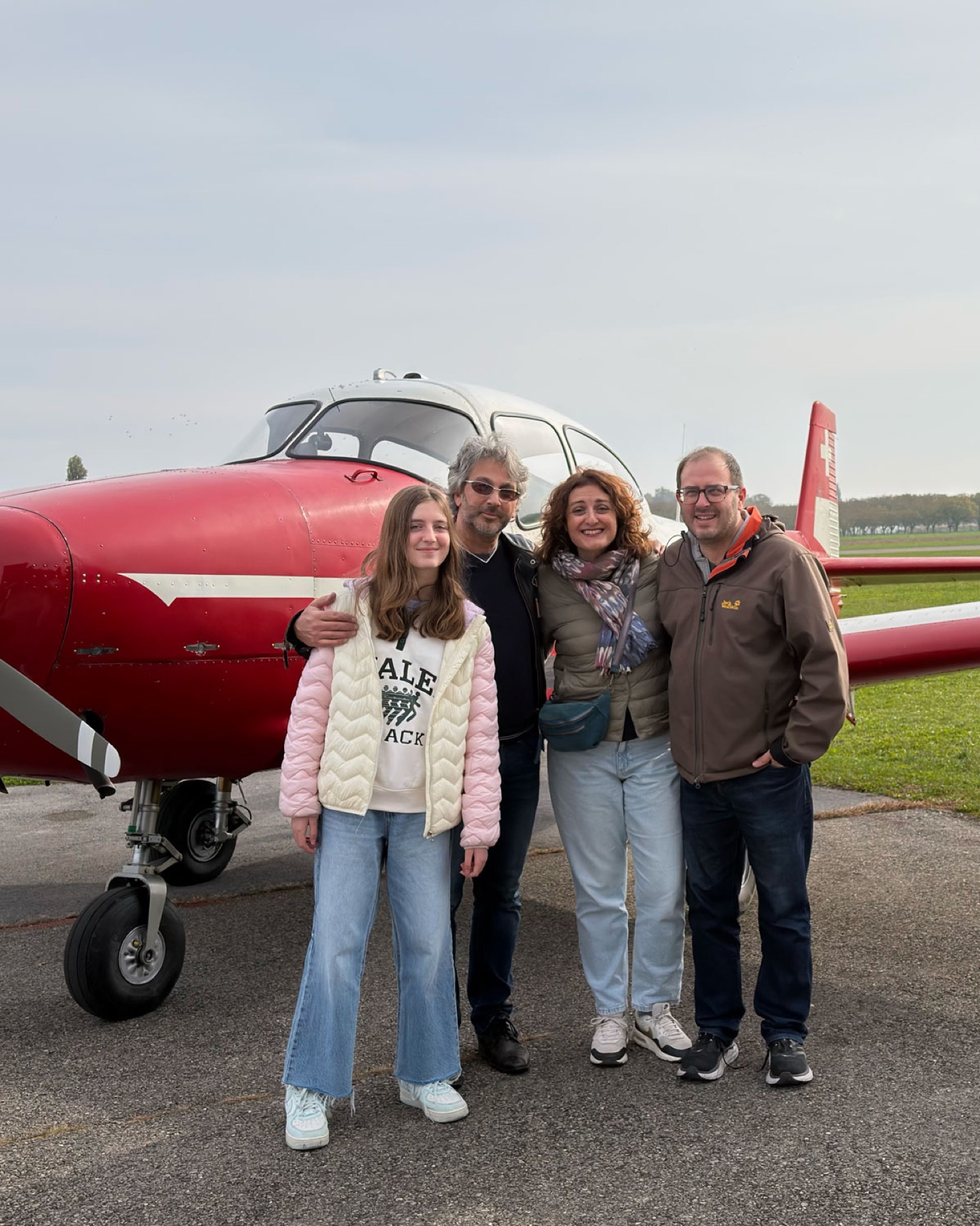 Famille devant le Navion dans le hero de la page Bon cadeau