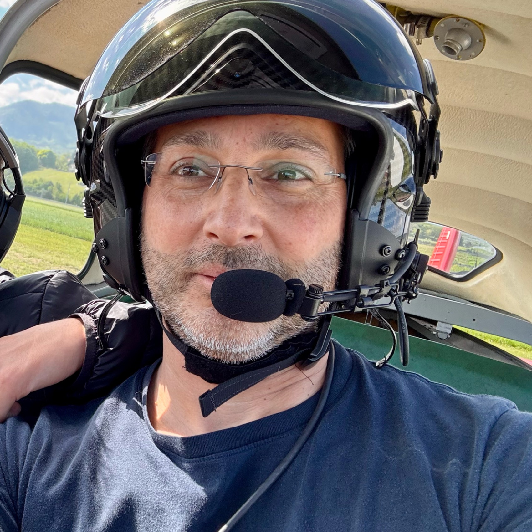 Christophe Senehi à bord du Navion, casque sur la tête, dans le cockpit