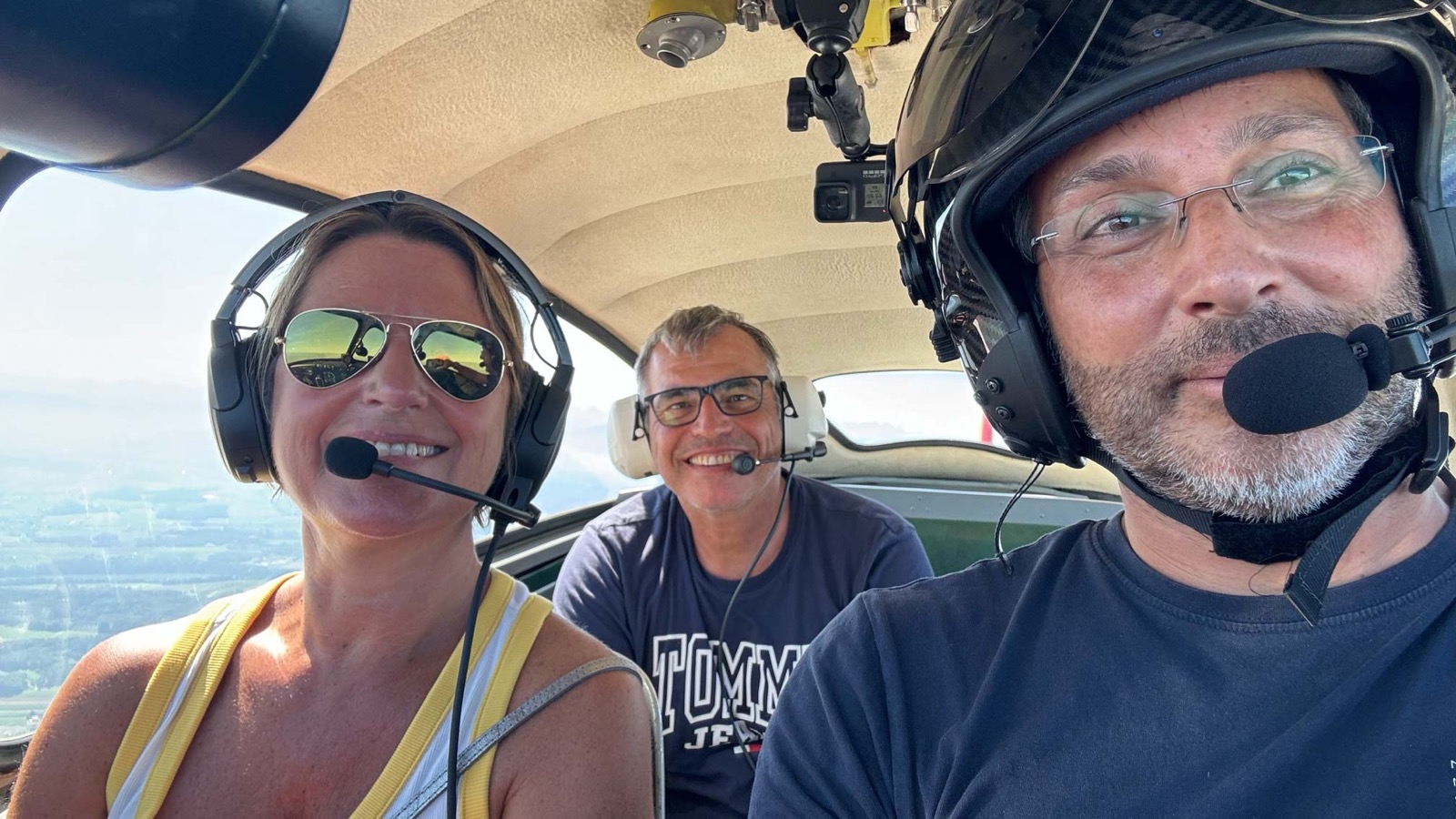 Passagers à bord du Navion pour la carte Un cadeau qui ne prend pas la poussière