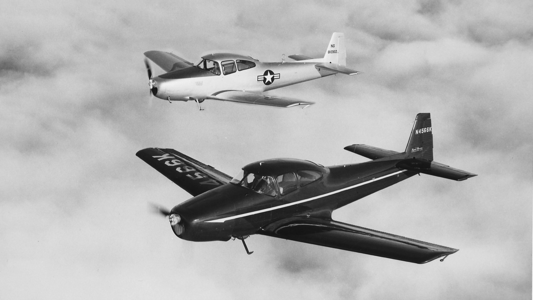 Photo historique du Navion en vol en formation