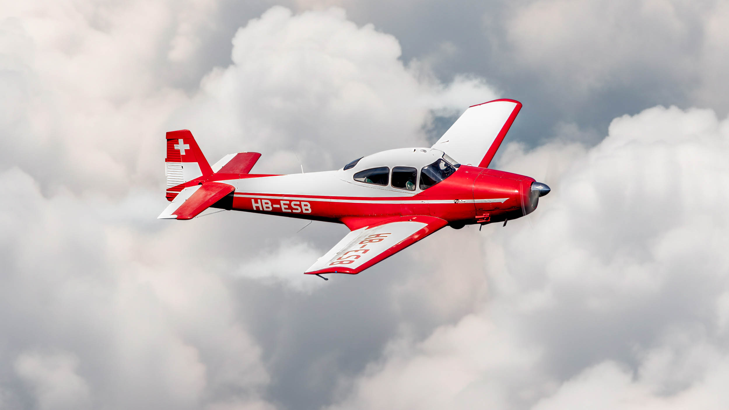 Navion de 1946 en vol au-dessus des nuages