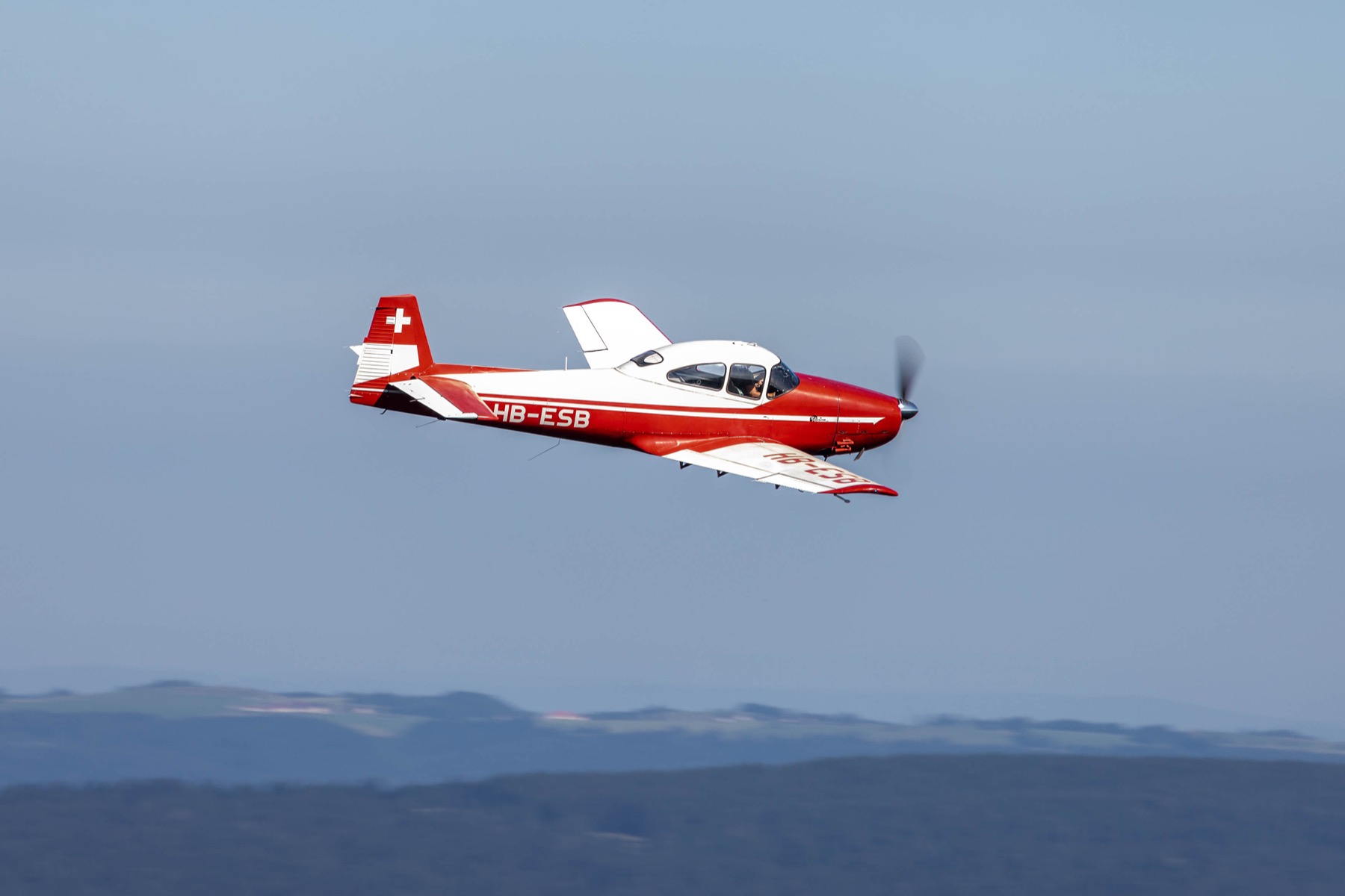 Navion en vol pour illustrer la page de réservation